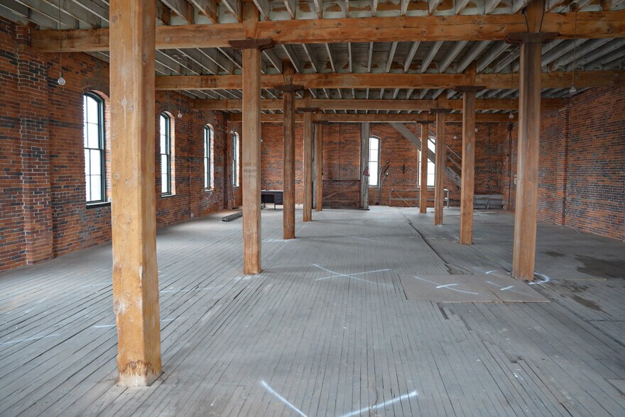 More Photos Of 160 N Main St, Mansfield Warehouse For Lease