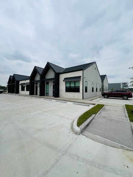 More Photos Of 1325 Main St, Katy Medical For Lease