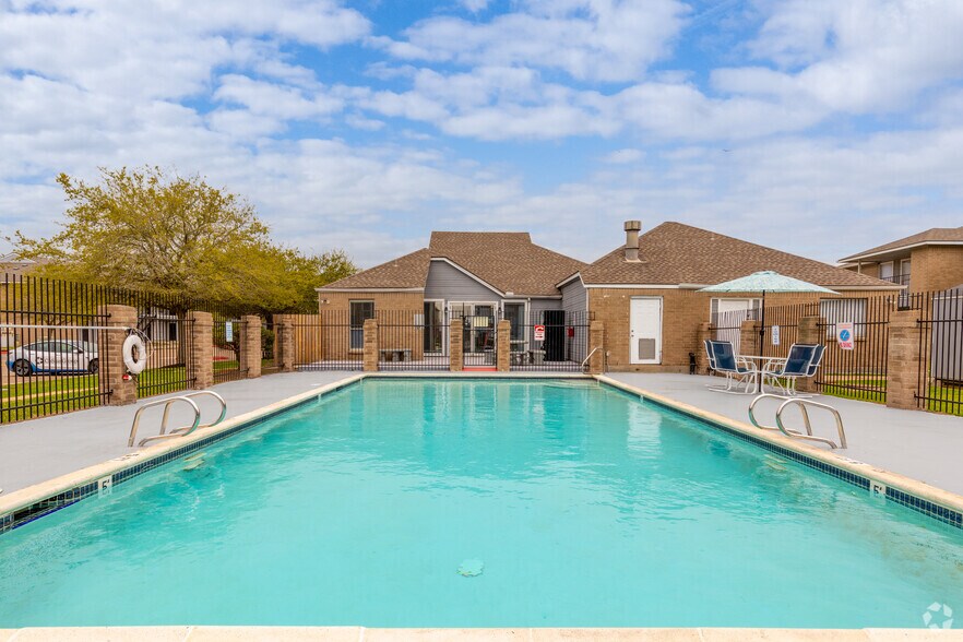 More Photos Of 1010 Magnolia Dr, Freeport Apartments For Sale