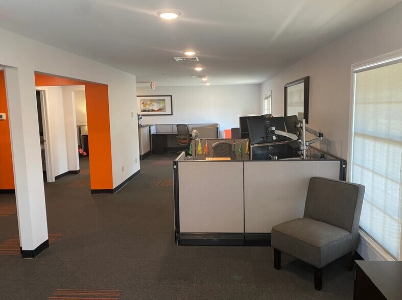 More Photos Of 224 Commerce Dr, Brandon Office For Sale