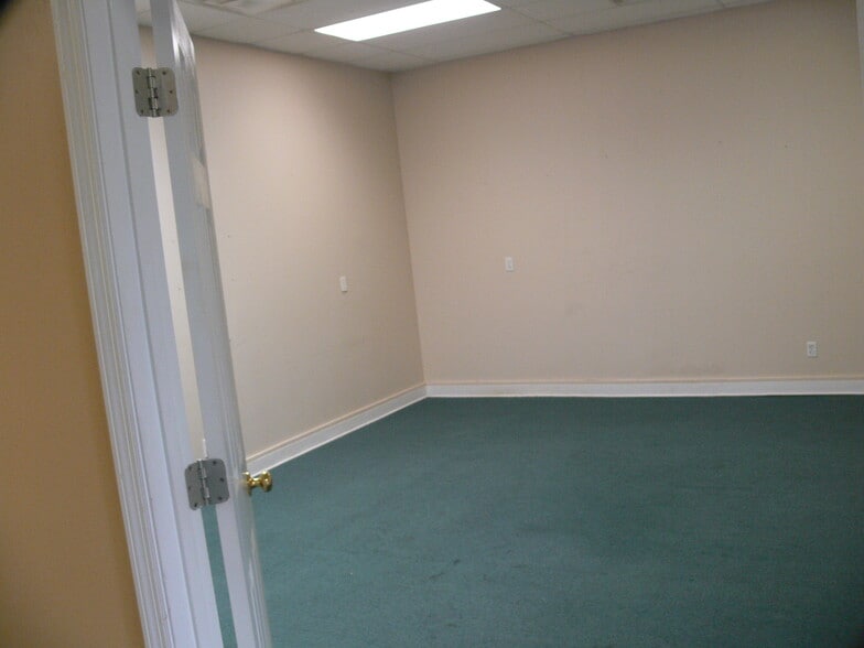 More Photos Of 1631 E Hamric Dr, Oxford Medical For Sale