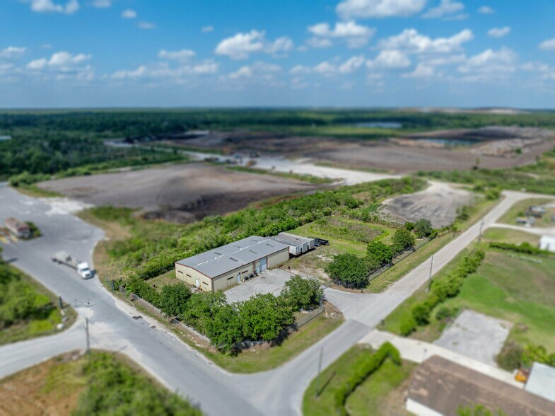 More Photos Of 2404 Longhorn Ave, Lakeland Manufacturing For Sale