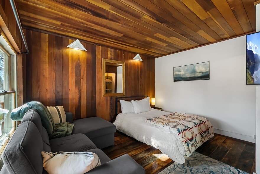 More Photos Of 501 N 4th Ave, Sandpoint Hotel For Sale