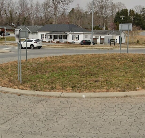 More Photos Of 1596 Greenville Hwy, Hendersonville General Retail For Sale