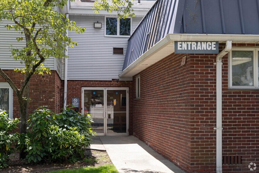 More Photos Of 375 E Main St, Bay Shore Medical For Lease