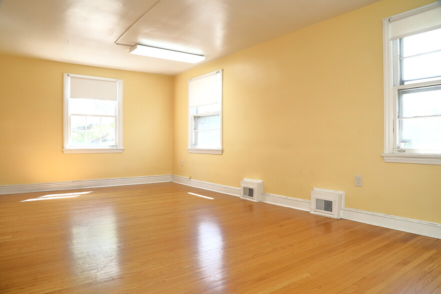 More Photos Of 221 E Princess St, York Office For Sale