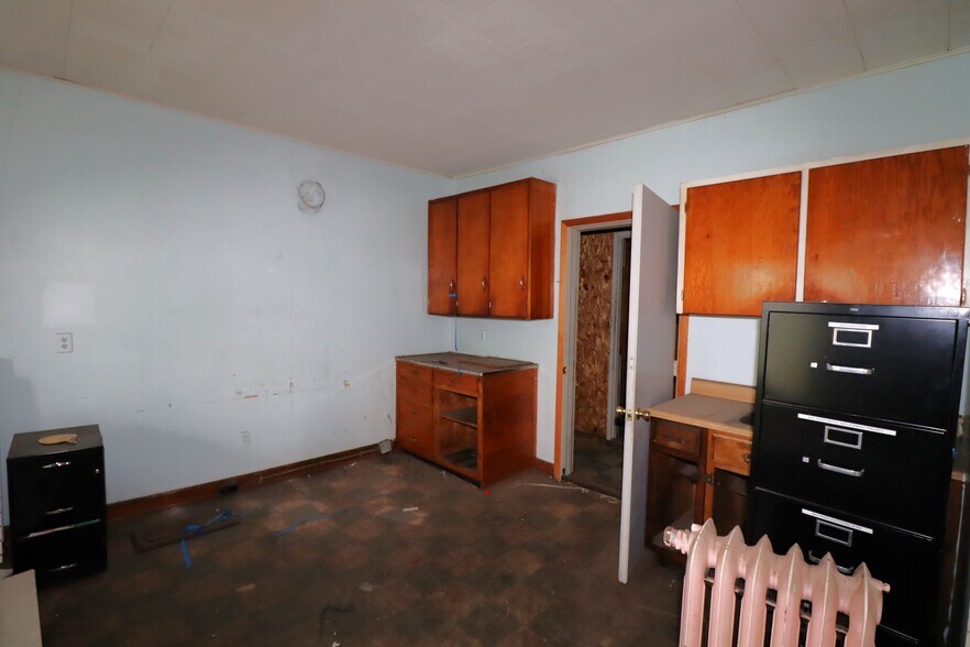 More Photos Of 522 Sanborn Ave, Ashland Storefront Retail Residential For Sale