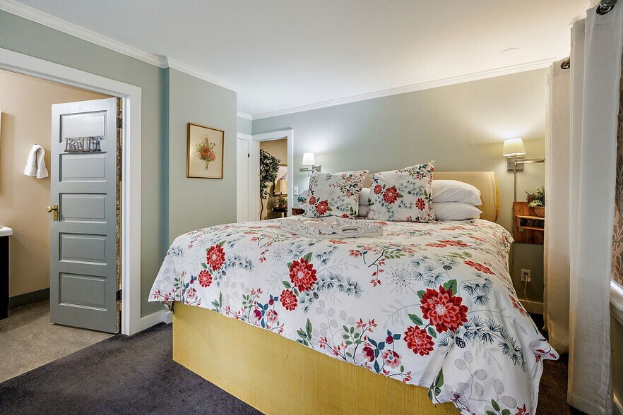 More Photos Of 455 N Oregon St, Jacksonville Hospitality For Sale