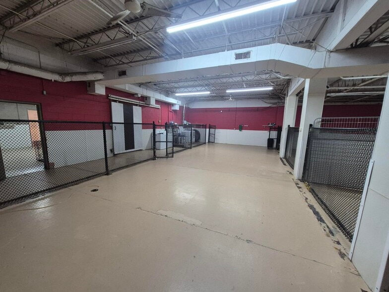 More Photos Of 401 E Mound St, Columbus Veterinarian Kennel For Sale