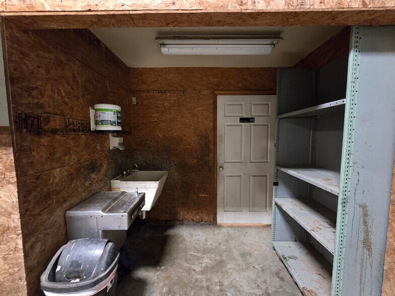 More Photos Of 503 S 1st St, Temple Warehouse For Lease