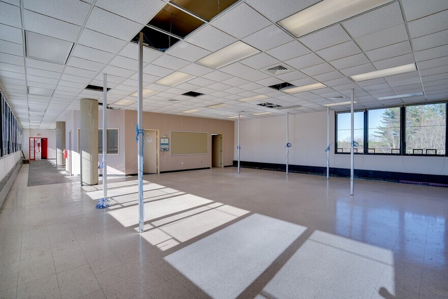 More Photos Of 275 Portsmouth Ave, Stratham Light Manufacturing For Sale