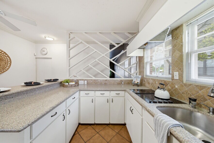 More Photos Of 626 W Alabama St, Houston Flex For Sale