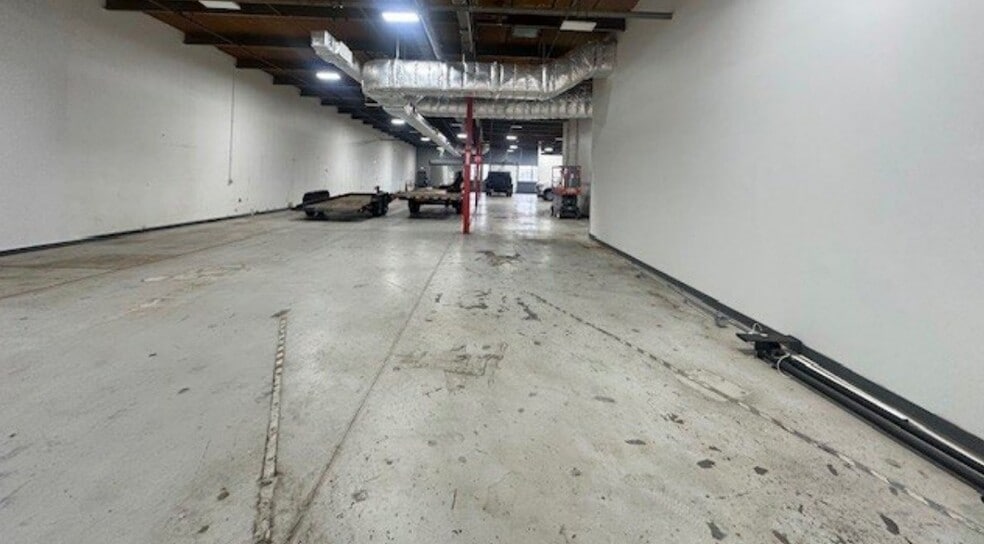 More Photos Of 7 Aerial Way, Syosset Showroom For Lease