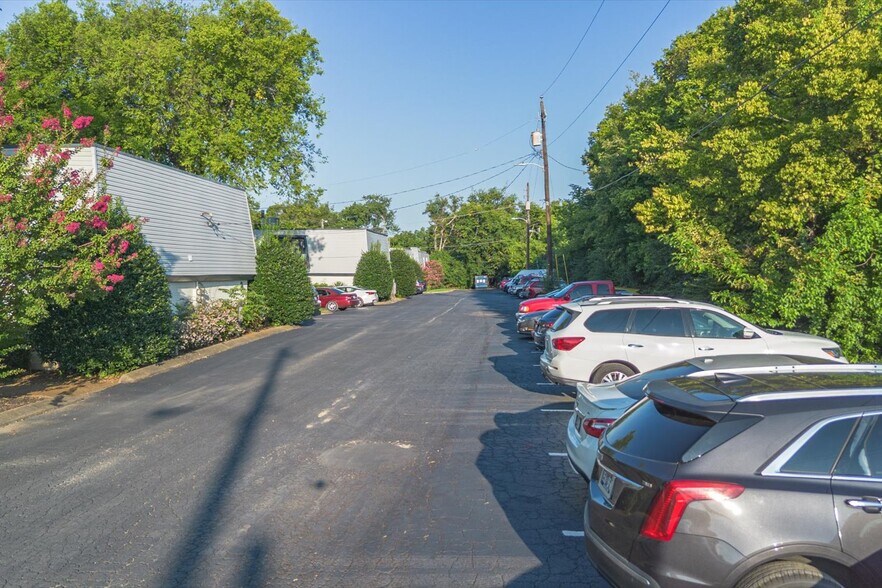 More Photos Of 126 Walton Ferry Rd, Hendersonville Apartments For Sale