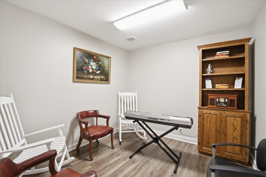 More Photos Of 1002 Oakwood Ave NW, Huntsville Office Residential For Lease