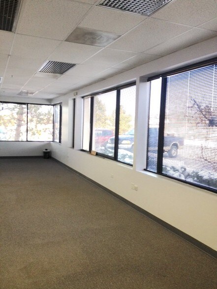 More Photos Of 452-562 Sable Blvd, Aurora Showroom For Sale