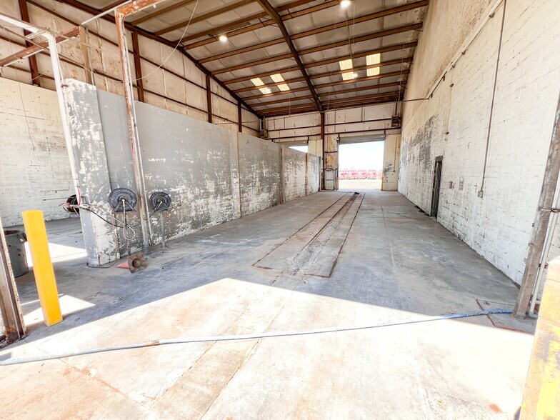 More Photos Of 3201 W Murphy St, Odessa Warehouse For Sale