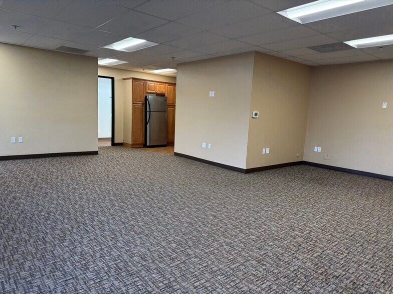 More Photos Of 5293 NE Elam Young Pky, Hillsboro Showroom For Sale