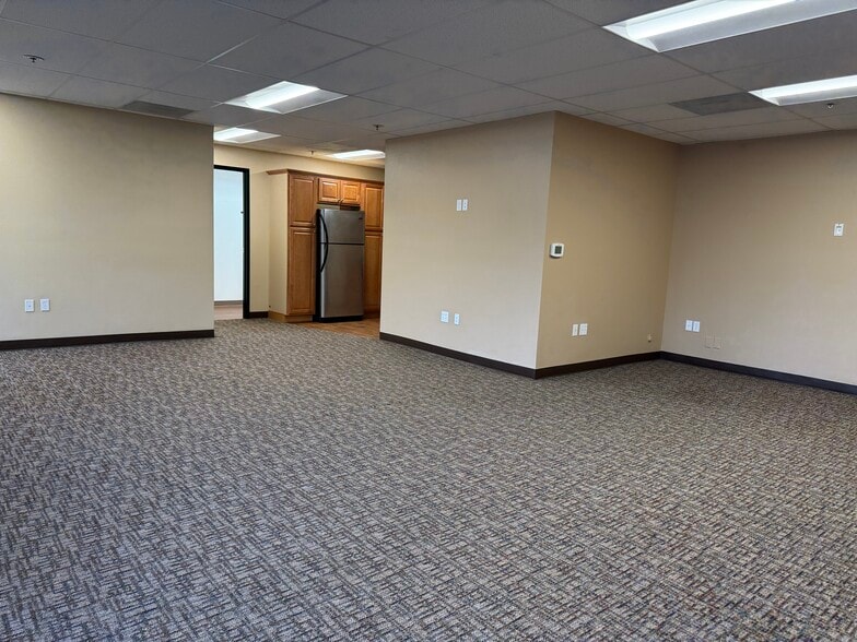 More Photos Of 5293 NE Elam Young Pky, Hillsboro Showroom For Sale