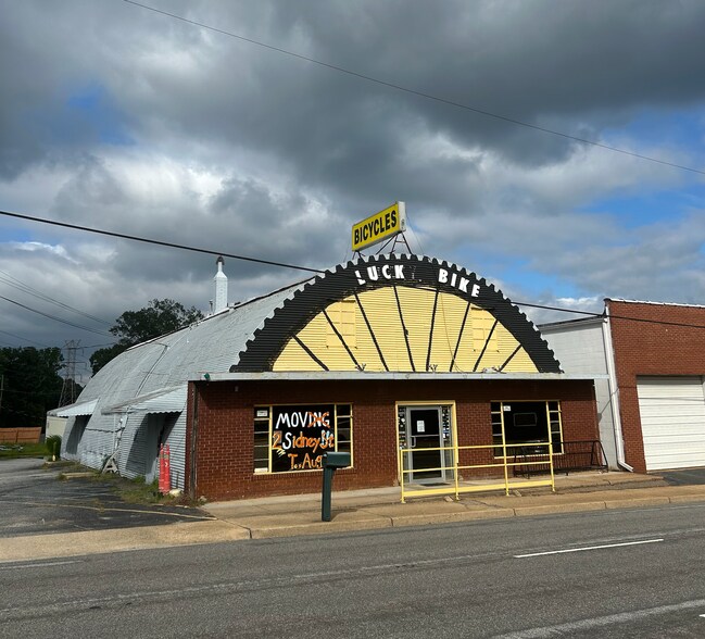 More Photos Of 1826 N Pleasantburg Dr, Greenville Freestanding For Lease