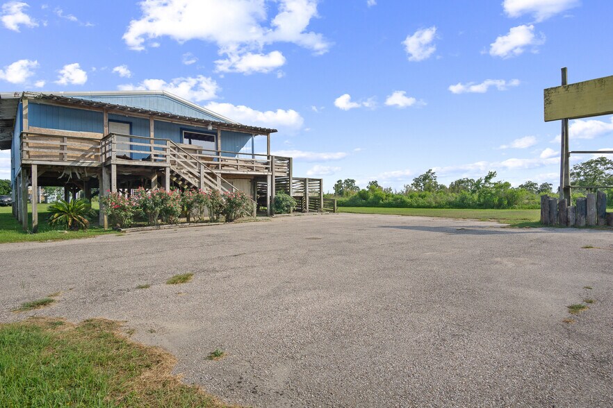More Photos Of 990 Alma Rd, Crystal Beach Office For Sale