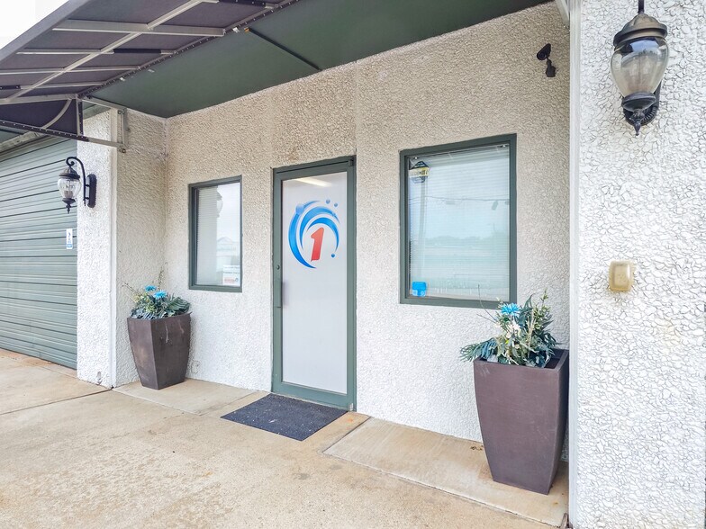 More Photos Of 401 S Ranchwood Blvd, Yukon Flex For Sale