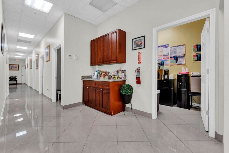 More Photos Of 1757 N University Dr, Pembroke Pines Storefront Retail Office For Lease