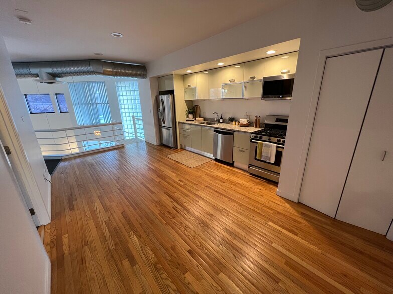 More Photos Of 740 N Ogden Ave, Chicago Office Residential For Lease