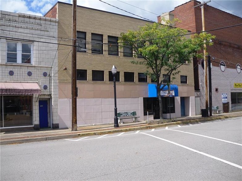 More Photos Of 950 5th Ave, New Kensington Freestanding For Sale