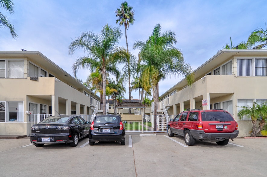Primary Photo Of 1518-1536 Rosecrans St, San Diego Apartments For Sale