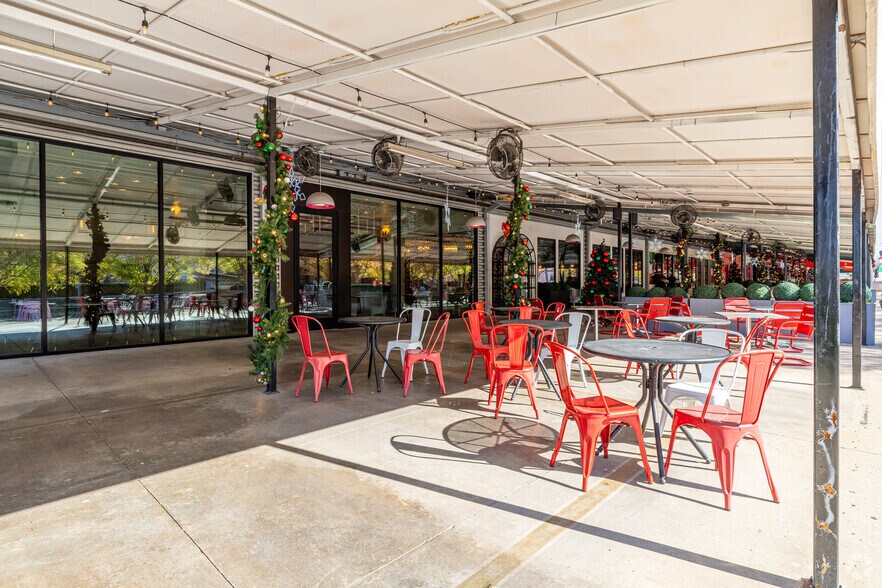 More Photos Of 3011 Gulden Ln, Dallas Restaurant For Lease