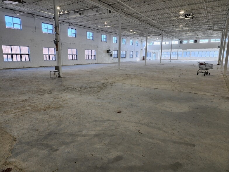 More Photos Of 5655-5695 Rue Ferrier, Mont-Royal Warehouse For Sale