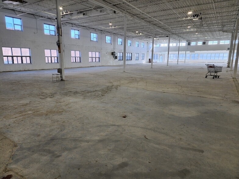 More Photos Of 5655-5695 Rue Ferrier, Mont-Royal Warehouse For Sale