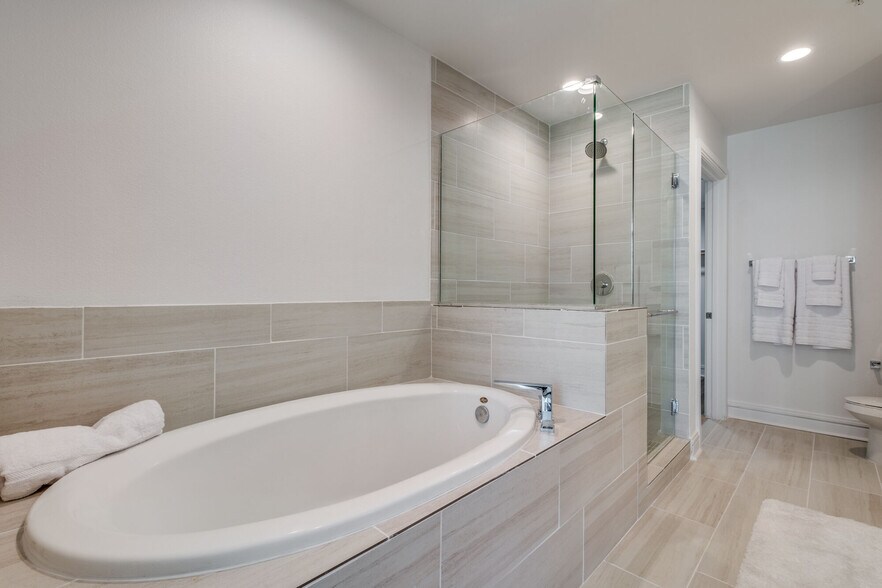 More Photos Of 1400 Hi Line Dr, Dallas Apartments For Lease