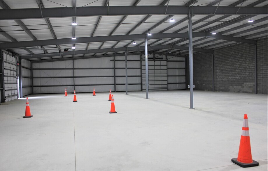 More Photos Of 106 Freedom Park Dr, Hubert Warehouse For Lease