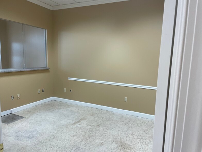 More Photos Of 6131 Shallowford Rd, Chattanooga Office For Sale