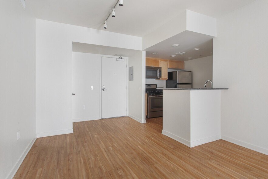 More Photos Of 214 Santa Monica Blvd, Santa Monica Apartments For Lease