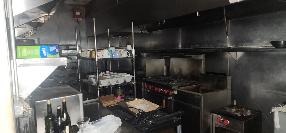 More Photos Of 15705-15717 Vanowen St, Van Nuys Unknown For Lease