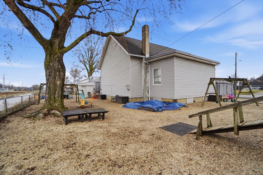 More Photos Of 213 N Broadway St, Spencerville Flex For Sale