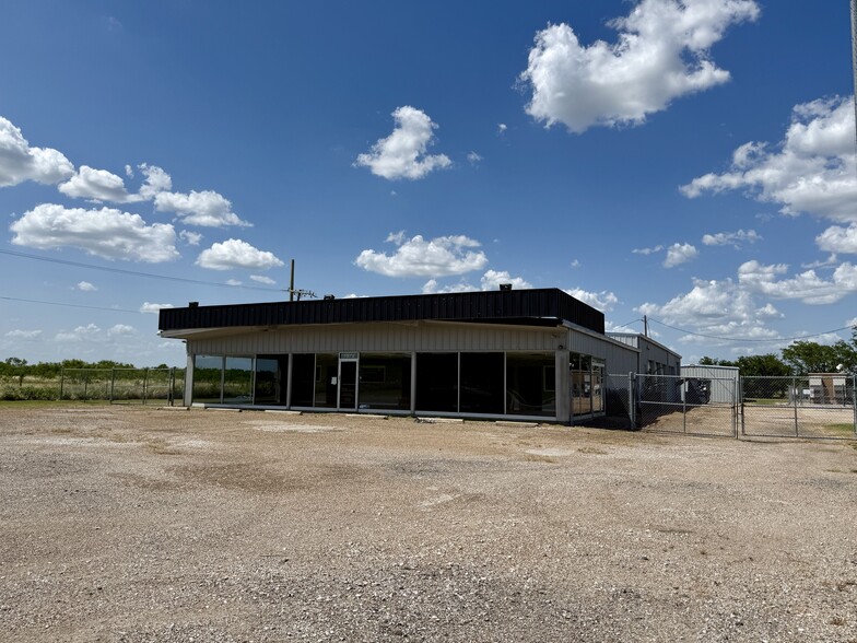 More Photos Of 5878 W US Highway 80, Terrell Showroom For Sale