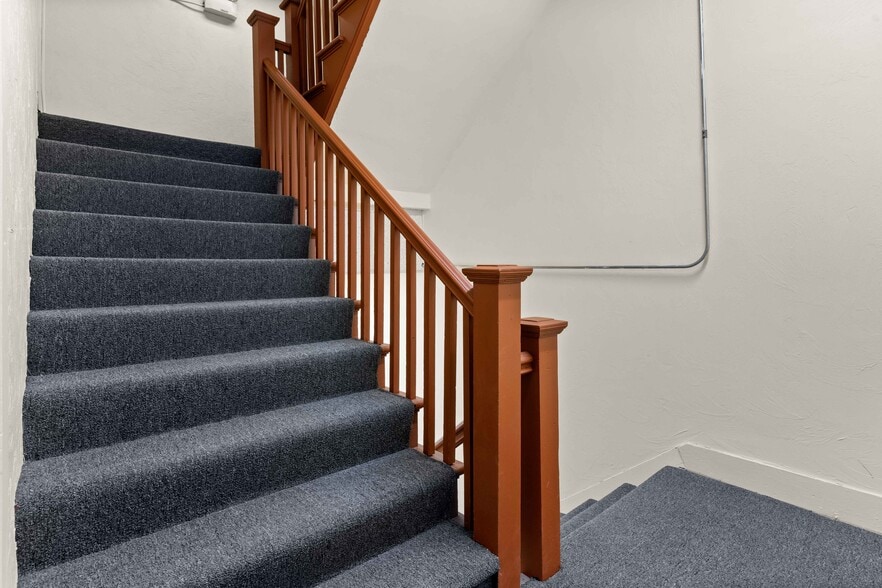More Photos Of 1295 River St, Hyde Park Flex For Sale