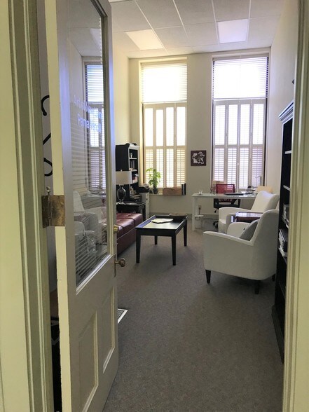 More Photos Of 301-305 W Woodard St, Denison Office For Lease