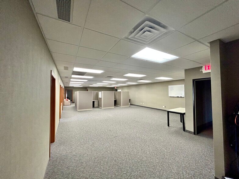 More Photos Of 302 5th St SW, Willmar Office For Sale