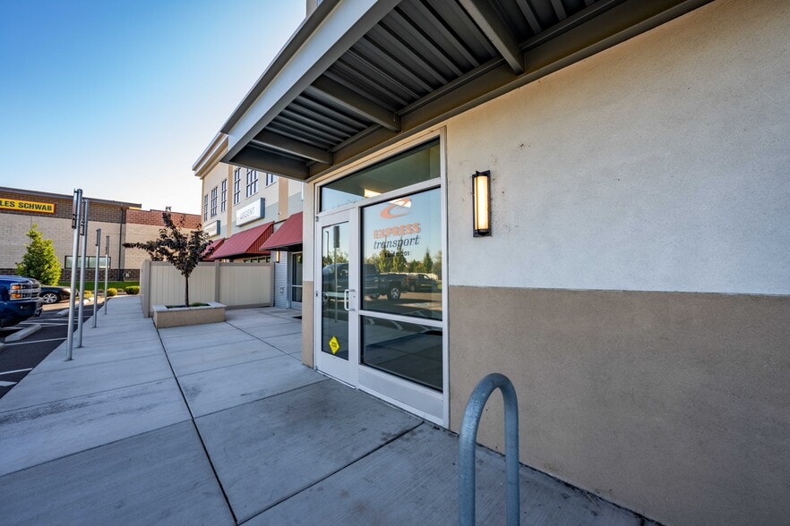 More Photos Of 4801 Biddle Rd, Central Point Office For Lease