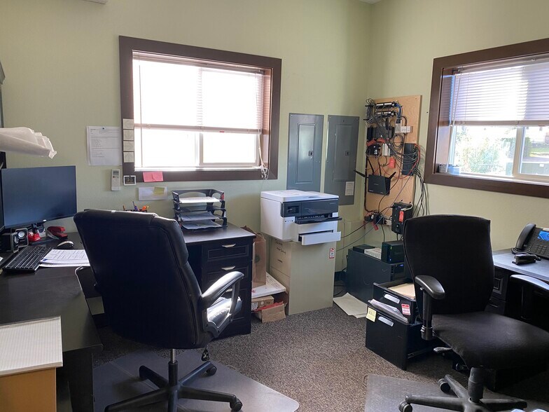 More Photos Of 1400 SE Township Rd, Canby Light Distribution For Lease