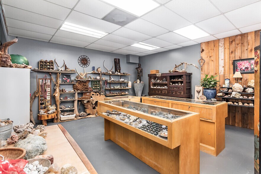 More Photos Of 3110 SE Highway 101, Lincoln City Storefront For Sale
