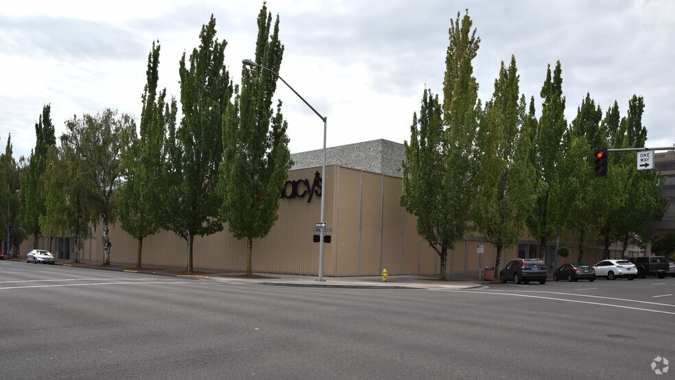 More Photos Of 400 High St NE, Salem Department Store For Sale