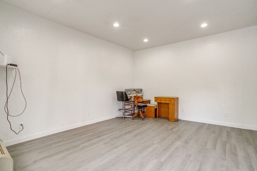 More Photos Of 1600 FM 3433, Newark Warehouse For Sale