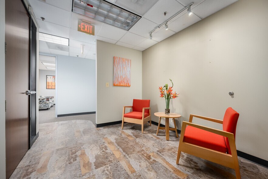 More Photos Of 10700 W Higgins Rd, Rosemont Office For Sale