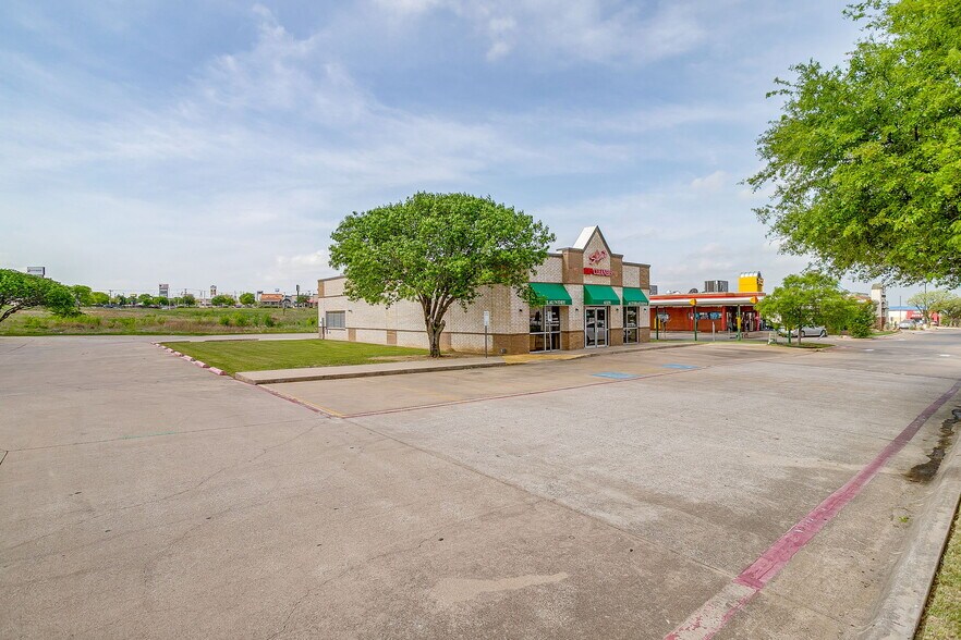 More Photos Of 6325 Lake Worth Blvd, Fort Worth General Retail For Sale